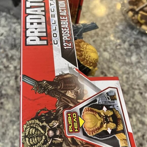 NEW IN BOX PREDATOR SUPER HUNTER 12" ACTION FIGURE - Picture 5 of 6